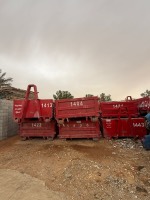حاويات حمراء مصطفة في الساحة